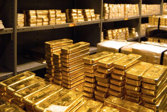 ارتفاع الدولار  يدفع الذهب للهبوط