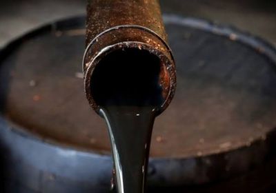 النفط يواصل نزيف خسائره بفعل ارتفاع المخزونات وضعف الطلب