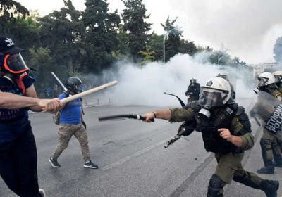 الشرطة اليونانية تطلق الغاز المسيل على مهاجرين في ليسبوس