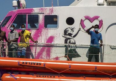 إيطاليا توافق على استقبال مهاجرين عالقين على ناقلة نفط