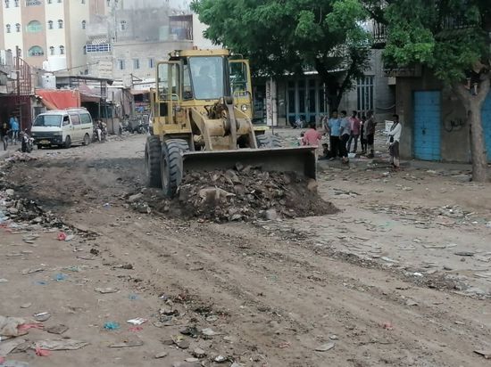 استكمال رصف شارع السوق بالحبيلين