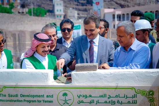 محافظ عدن يدشن 5 مشاريع تعليمية ورياضية (صور)