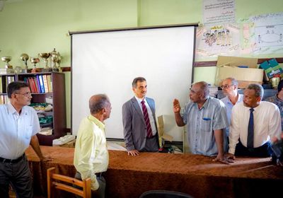 لملس يطمئن على سير العملية الدراسية بعدن