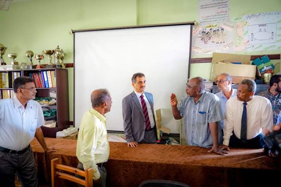 لملس يطمئن على سير العملية الدراسية بعدن