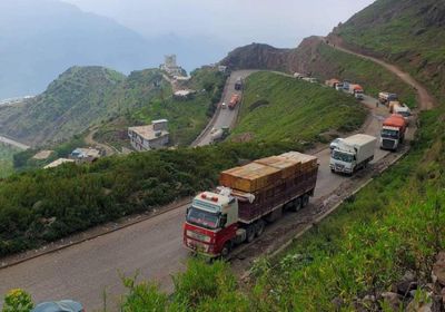 3 قاطرات توقف السير في طريق "إب &ndash; العُدين"