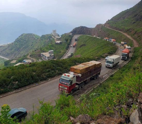 3 قاطرات توقف السير في طريق "إب – العُدين"