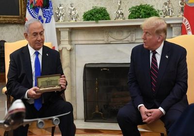 ترامب يهدي نتنياهو مفتاحا رمزيا للبيت الأبيض