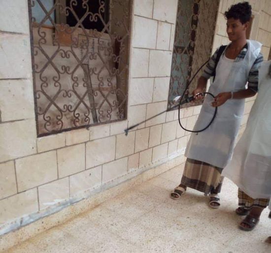 رش وتعقيم مدارس حصوين للوقاية من كورونا