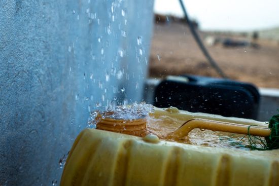 "الدولية للهجرة" تكافح الشح المائي في موقع النزوح بإب