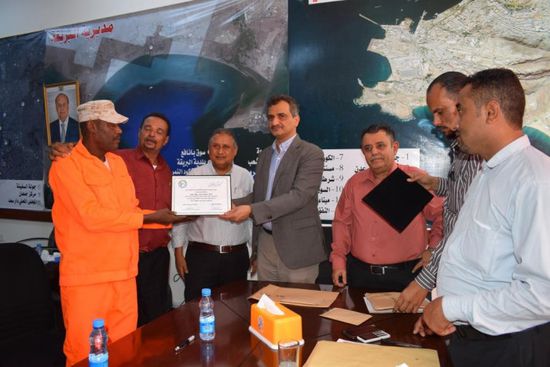 بالصور.. محافظ عدن يكرم عمال نظافة لمواقفهم الوطنية والإنسانية