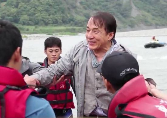 جاكي شان ينجو من الغرق (تفاصيل)