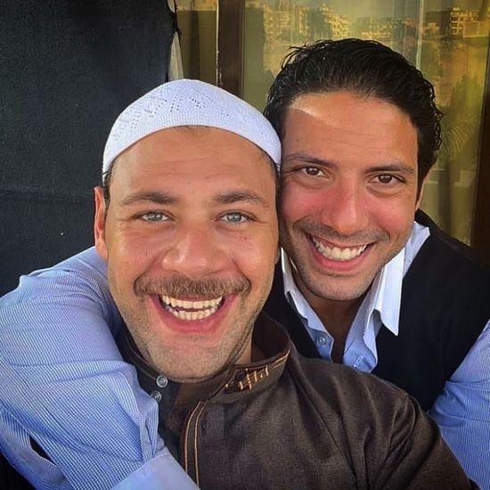 أحمد جمال سعيد مع محمد على رزق في كواليس تصوير آخر يوم لـ "قبل الأربعين"