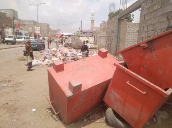 مقالب قمامة بجانب صناديق نظافة فارغة بجعار (صور)