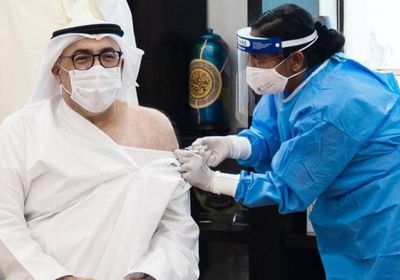 وزير الصحة الإماراتي يتلقى أول جرعة لقاح لفيروس كورونا