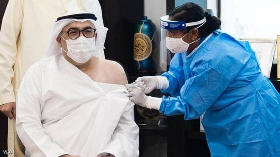 وزير الصحة الإماراتي يتلقى أول جرعة لقاح لفيروس كورونا