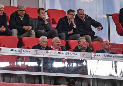 رابطة البوندسليجا تتواصل مع مسؤولي بايرن ميونخ بسبب جلوسهم سويا في المدرجات