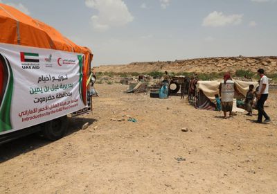 "هلال الإمارات" يوزع 50 خيمة للبدو الرحل بحضرموت