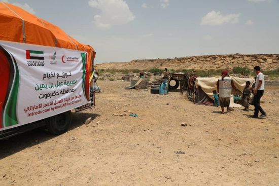 "هلال الإمارات" يوزع 50 خيمة للبدو الرحل بحضرموت