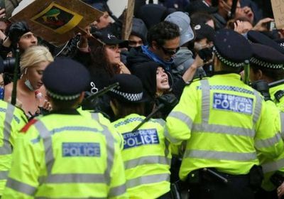  الشرطة البريطانية تُفرق تظاهرة ضد إجراءات العزل
