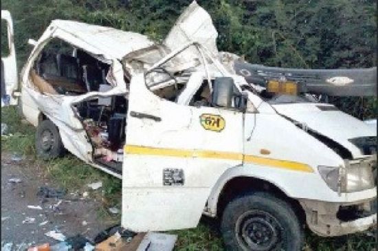 وفاة 8 لاعبين من غانا بعد سقوط حافلة الفريق في نهر أوفينسو