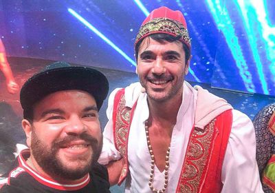 "يوم حلو".. محمد عبدالرحمن بصحبة أحمد عز وفريق عمل مسرحية علاء الدين (صور)