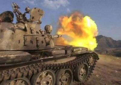 دبابة حوثية تواصل قصفها على شرق تعز