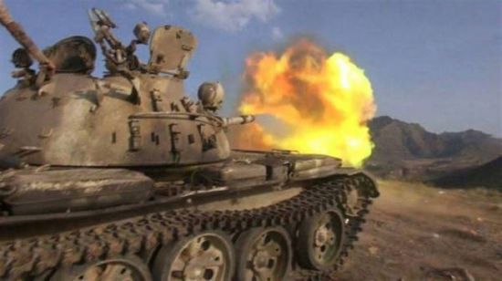 دبابة حوثية تواصل قصفها على شرق تعز