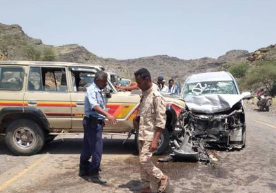 8 مصابين في تصادم سيارتين بردفان