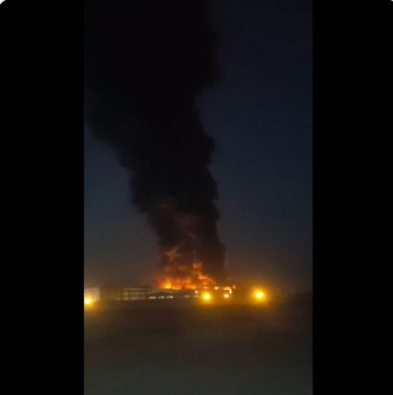 بالفيديو..اندلاع حريق هائل في مصنع ألبان بطهران