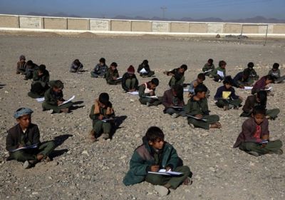الشرق الأوسط: التعليم الحكومي يندثر بمناطق الحوثي
