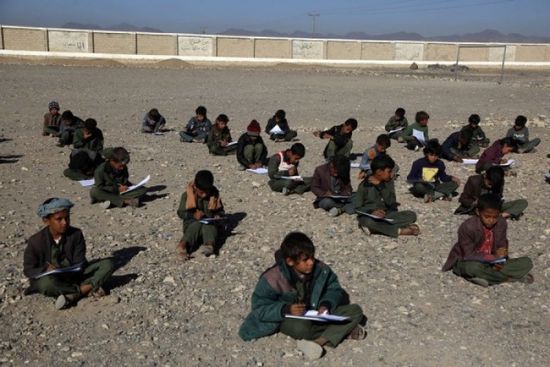 الشرق الأوسط: التعليم الحكومي يندثر بمناطق الحوثي