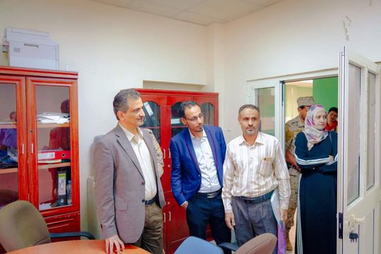 لملس يوجه بالتحقيق مع إدارة مستشفى خليفة بالمنصورة (صور)