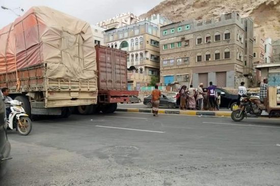 احتجاز قواطر بالمكلا للضغط على السلطة لتحسين الأوضاع