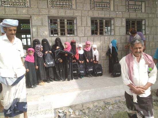 انطلاق عملية توزيع الحقيبة المدرسية بردفان