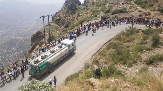 احتجاجات بتعز للمطالبة بتأهيل طريق هيجة العبد
