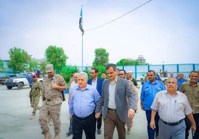 محافظ عدن يوجه بالالتزام بتطبيق قانون المرور (صور)