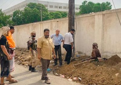 مدير عام الشيخ عثمان يتفقد أعمال تحسين الكهرباء بحي المختار