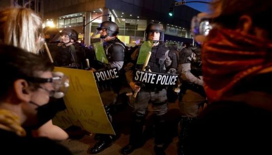 إصابة شرطيين في احتجاجات بولاية كنتاكي الأمريكية 