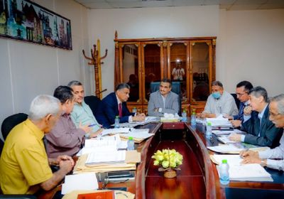 محافظ عدن يتلقى تقرير "الأصول المنهوبة" لصندوق النظافة