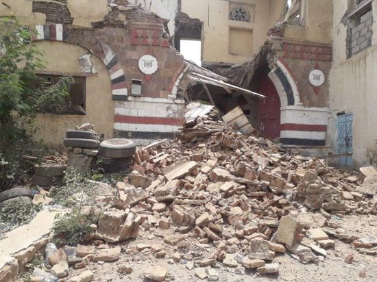 انهيار واجهة المتحف الوطني في تعز (صور)