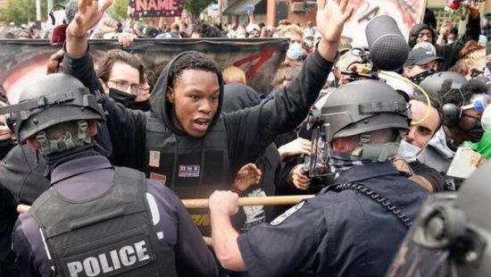 أمريكا.. شرطة لويزفيل تقبض على أكثر من 127 شخصا بسبب اشتباكات المتظاهرين