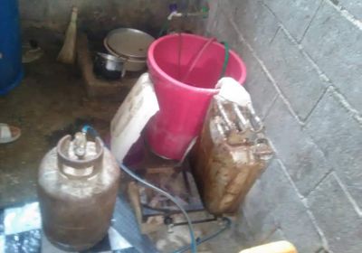 بالصور.. مداهمة مصنعين للخمور في غرب المكلا