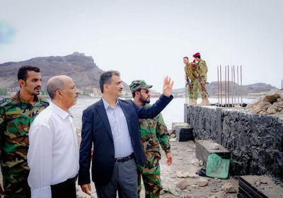 بالصور.. لملس يقود حملة إزالة التعديات على بحر صيرة