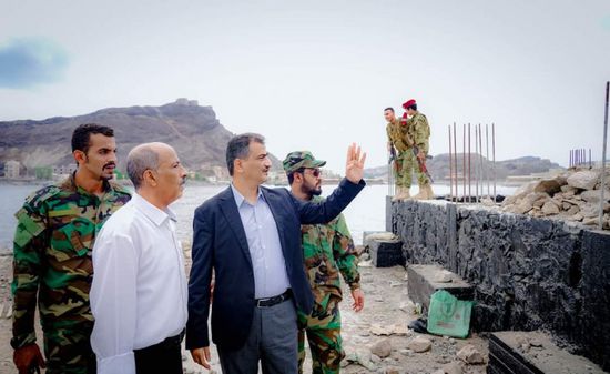 بالصور.. لملس يقود حملة إزالة التعديات على بحر صيرة