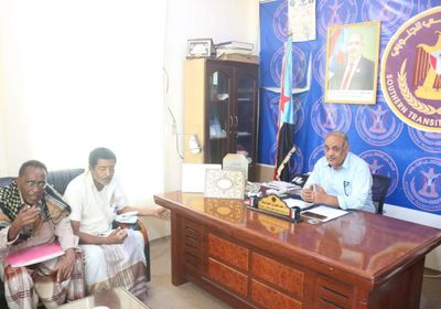 "عمال ساحل حضرموت" يقرر التصعيد لغياب الخدمات