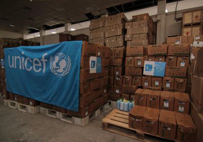 "يونيسف" توزع مواد تعقيم في مراكز عزل كورونا