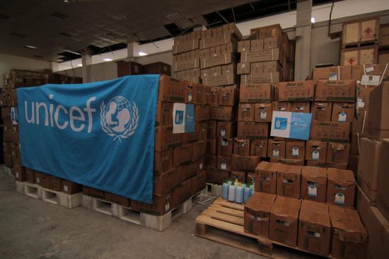 "يونيسف" توزع مواد تعقيم في مراكز عزل كورونا