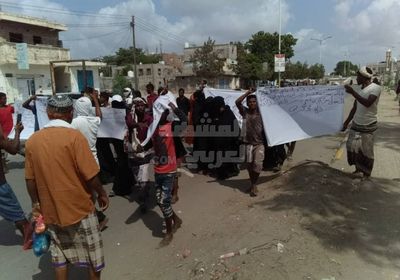 عمال النظافة بأبين يحتجون لزيادة رواتبهم (صور)