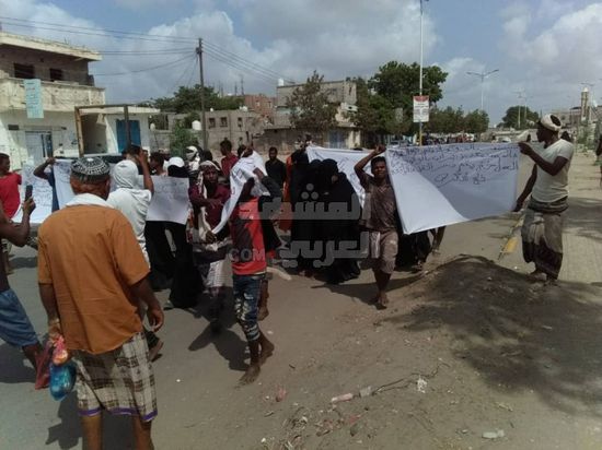 عمال النظافة بأبين يحتجون لزيادة رواتبهم (صور)