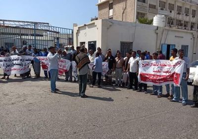 احتجاجات بالمكلا لوقف الاعتداء على أراضي أسر الشهداء